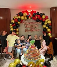 8 Potret Ulang Tahun Sonny Septian ke-36 yang Dirayakan Hangat Bersama Keluarga, Dikado Jam Tangan Mewah oleh Fairuz A Rafiq - Ada Sushi Tower Bertema MU