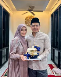 8 Potret Ulang Tahun Tommy Kurniawan ke-40, Dapat Kue & Ucapan Manis Dari Istri Cantiknya