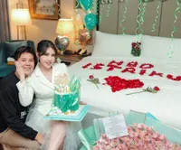 8 Potret Ulang Tahun Via Vallen yang Dirayakan bersama Suami, Dapat Bucket Uang dan Surat Cinta Penuh Doa dari Chevra Yolandi - Sempat Kecup Kening dengan Mesra