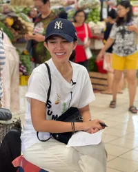 8 Potret Ussy Sulistiawaty Belanja ke Pasar Hingga Jajan Mie Ayam, Dandan Casual Tetap Cantik
