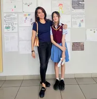 8 Potret Ussy Sulistiawaty Tampil Cantik dengan Gaya Casual, Outfitnya Dinilai Kurang Sesuai Buat Datang ke Sekolah Anak