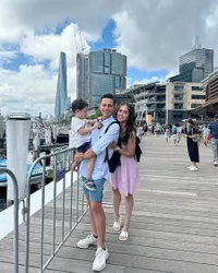 8 Potret Ussy Sulistiawaty yang Menolak Tua Tampil Cantik Kenakan Dress Pink, Bak ABG Jalan Sama Anak