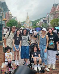 8 Potret Ussy Sulistiawaty yang Mirip ABG Banget Saat Liburan ke Hongkong, Netizen: Penampilannya Bagusan Mamanya