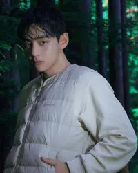 8 Potret V BTS Jadi Anak Gunung, Pesona Tampan dan Alam Dipadukan Begitu Sempurna