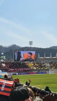 8 Potret V BTS Nonton Pertandingan Sepak Bola, Fans Malah Salfok Sang Idol Makin Berotot Sejak Wamil