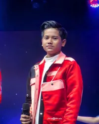 8 Potret Valen Akbar, Pedangdut Muda Asal Pamekasan di D'Academy 5 - Aksinya Disebut Mirip Rhoma Irama Saat Muda