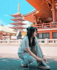 8 Potret Romantis Via Vallen dan Chevra Saat Liburan ke Luar Negeri, Berasa Prewed Lagi?