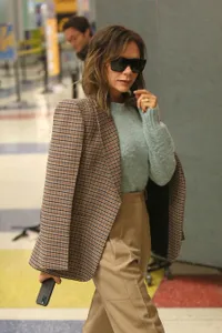 8 Potret Victoria Beckham, Ungkap Barang Bawaan Wajib Termasuk Hadiah dari Sang Suami 27 Tahun Lalu!