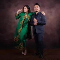 8 Potret Vina Candrawati Istri Denny Darko, Hot Mom Cantik Seorang Pelukis Pasir
