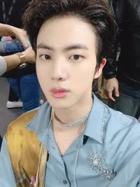 8 Potret Visual Jin BTS Dengan Gaya Rambut Pamer Jidat, Ganteng Sempat Viral!