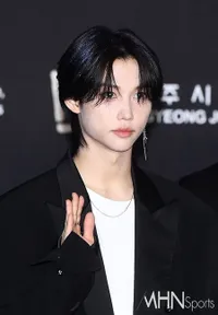 8 Potret Visual yang Memukau Felix Stray Kids Tampil dengan Rambut Baru - Bikin Fans Terobsesi
