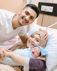 8 Potret Wajah Anak Kedua Vebby Palwinta yang Akhirnya Terekspos, Ganteng Mirip Sang Ayah