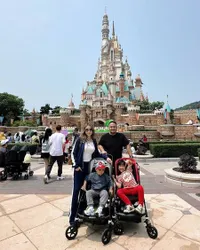 8 Potret Wedding Anniversary Momo Eks Geisha yang ke-7 Tahun, Dirayakan Bareng Anak-Anak di Disneyland Hongkong
