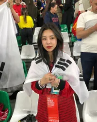 8 Potret Wheein MAMAMOO Nonton Langsung Timnas Korea Selatan di Piala Dunia 2022, Histeris Saat Gol di Menit Akhir