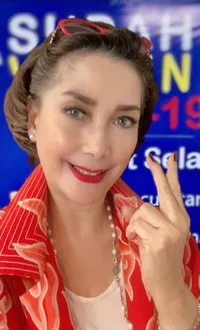 8 Potret Widyawati yang Tetap Cantik di Usia 70 Tahun, Gayanya Masih Mirip Anak Muda Banget!