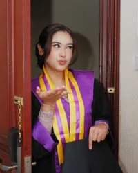 8 Potret Wisuda Asya Anak Gadis Hesti Purwadinata, Dirayakan Hangat Bareng Keluarga
