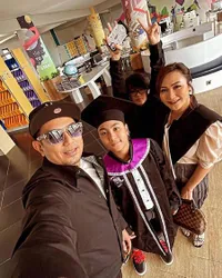 8 Potret Wisuda Putra Pertama Rio Febrian dan Sabria Kono di Jogja, Dress Sang Ibu Dapat Pujian
