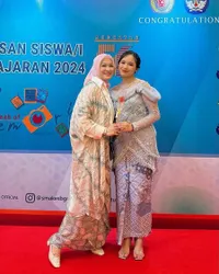 8 Potret Wisuda Shakiena Azalea Putri Pasha Ungu yang Dihadiri Okie Agustina dan Adelia, Sempat Nyanyi Bareng di Atas Panggung - Mesra bareng Kekasih 