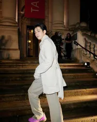 8 Potret Wonwoo SEVENTEEN di Burberry Fashion Show London, Pancarkan Pesona Ningrat - Dipuji Bak Pangeran
