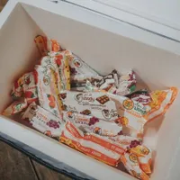 8 Potret Wulan Guritno yang Disorot Saat Asyik Makan Es Krim, Posenya Bikin Netizen Bandingkan dengan Oklin Fia