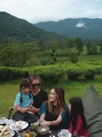 8 Potret Yasmine Wildblood Liburan ke Puncak, Ajak Anak dan Keluarga Besar ke Kebun Teh