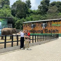 8 Potret Yuanita Christiani Ajak Anak dan Suami Jalan-Jalan di Kebun Binatang