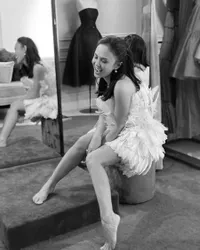 8 Potret Yuni Shara Cantik Pakai Gaun dari Bulu Angsa, Netizen Soroti Kakinya yang Terlihat Keriput