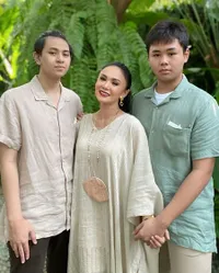 8 Potret Yuni Shara di Hari Raya, Kompak Bareng Krisdayanti - Bahagia Sambut Keponakan Baru