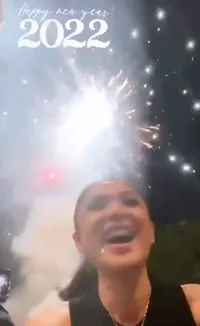 8 Potret Yuni Shara Rayakan Tahun Baru 2022, Tampil Modis Bak ABG - Anak Sulungnya yang Tampan Jadi Sorotan