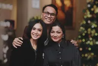 8 Potret Yuni Shara Rayakan ulang Tahun Mantan Suami - Tetap Kompak Bareng Anak