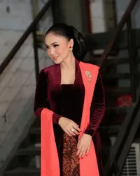 8 Potret Yuni Shara yang Baru-Baru Ini Bikin Nagita Slavina Kesal pada Raffi Ahmad, Cantik Bersahaja Kenakan Kebaya Saat Kondangan 