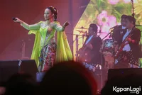 8 Potret Yura Yunita di Konser ‘Pertunjukan Tutur Batin, Kental Dengan Budaya Sunda - Duet Bareng Suami