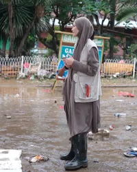 8 Potret Zaskia Adya Mecca Bantu Korban Banjir, Kaget Dapat Donasi dari Seseorang Dalam Jumlah Besar - Panen Pujian Netizen