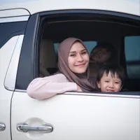 8 Potret Zaskia Adya Mecca dan Keluarga Selama WFH, Main Air - Rayakan Ultah si Kecil 