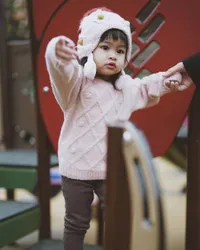 8 Potret Zunaira Anak Syahnaz Sadiqah yang Gayanya Makin Centil Selama Liburan, OOTD-nya Nggak Kalah Kece dari Sang Mama