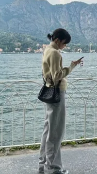 8 Rekomendasi Fashion Kasual Korea ala Kim Da Mi yang Punya Aura Tomboy Namun Tetap Modis