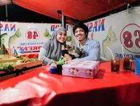 8 Seleb yang Doyan Makan di Pinggir Jalan, Nggak Perlu Jaim-jaim - Potret Prilly Latuconsina Pakai Baju Glamour Jadi Sorotan