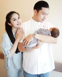 8 Selebriti Ini Masih Tetap Langsing Pasca Lahiran, Bikin Iri!