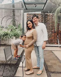 8 Tengku Dewi Putri Umumkan Kehamilan Anak Kedua, Masih Sempat Nonton Konser Coldplay di Singapore