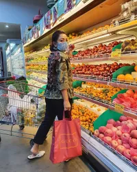 9 Barang Milik Seleb yang Terlihat Sederhana Tapi Punya Harga Selangit, Tas Belanja Mayangsari - Sikat Gigi Syahrini