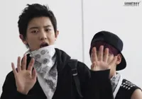 9 Bukti Chanyeol EXO Punya Tangan Ukuran Jumbo, Bikin Kamu Pengen Digandeng