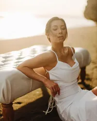 9 Foto Hot Mama Jennifer Bachdim di Pemotretan Terbaru, Cantik Pakai Dress Putih di Pinggir Pantai