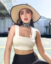 9 Foto Hot Mom Jessica Iskandar Pakai Crop Top, Pamer Perut Rata dan Body Goals