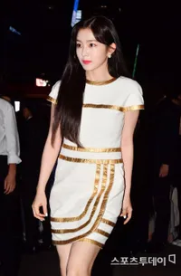 9 Foto Irene Red Velvet Tampil Bak Bidadari Pakai Dress Putih di Event Chanel