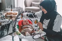 9 Foto Mama Cantik Zaskia Sungkar Saat Momong Baby Ukkasya, Semakin Bersinar dan Bahagia Kini Jadi Seorang Ibu
