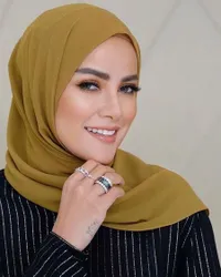 9 Foto Pesona Gaya Glamor Olla Ramlan Pakai Perhiasan Mentereng, Jam Tangan Mewah Sampai Cincin Berlian!
