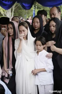 9 Foto Raut Kesedihan di Wajah Bunga Citra Lestari yang Tak Berhenti Menangis di Pemakaman Ashraf Sinclair