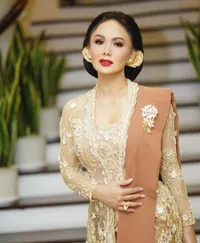 9 Foto Yuni Shara Hadiri Akad Nikah Aurel dan Atta, Anggun Pakai Kebaya Kutubaru - Ditemani 2 Anak Laki-lakinya
