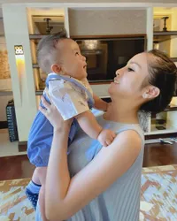 9 Gaya Momo Geisha Saat Momong Baby Abe, Sosialita Cantik - Anggun dan Menawan Dalam Balutan Long Dress