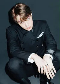 9 Idola K-Pop ini Tampil Keren Ikuti Tren Alis Warna-warni